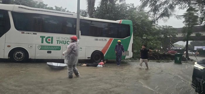 Nhiều người bị ngã khụy khi đi qua điểm ngập Tú Mỡ - Phạm Hùng, nghi do dò điện.