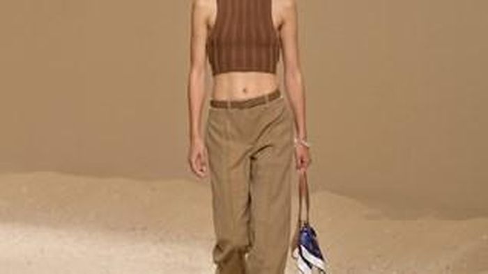 Mùa này, Hermès tạm rời xa chiếc Birkin thương hiệu (dù vẫn trình làng hai chiếc) để tập trung giới thiệu những thiết kế tươi mới cho mùa Xuân - Hè. Một thiết kế nổi bật là chiếc túi đeo vai hình móng ngựa, được các người mẫu xách tay thay vì đeo qua vai, bên cạnh một vài mẫu túi bucket sử dụng chất liệu da hạt, da trơn và pha vải kỹ thuật.
