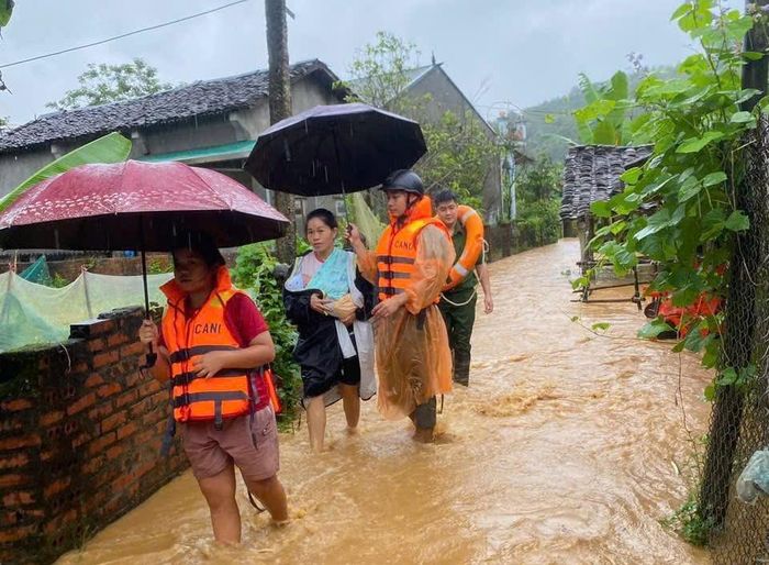 Công an xã Thông Nông nhanh chóng triển khai lực lượng hỗ trợ, ứng phó bão 11.