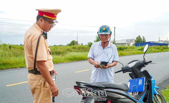 Người điều khiển phương tiện xe gắn máy ngoài việc kiểm soát giấy tờ bắt buộc, còn được lực lượng CSGT tuyên truyền về các điều kiện lưu thông an toàn trên đường.