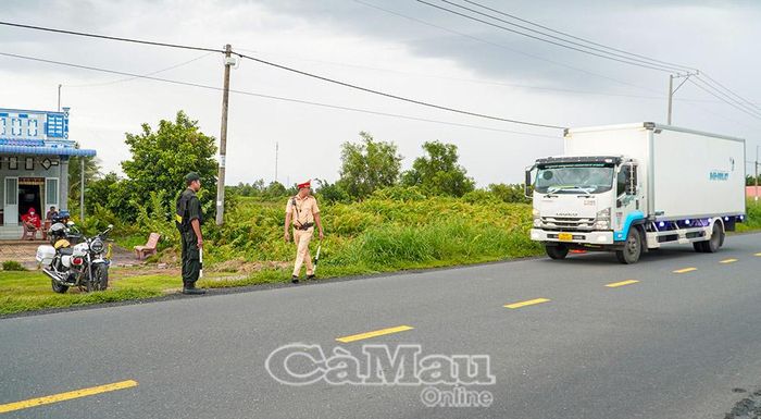 Lực lượng CSGT tuần tra, kiểm soát trên tuyến đường Quản lộ Phụng Hiệp, đoạn qua xã Phong Thạnh.