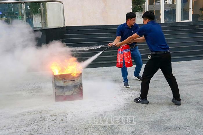  Lực lượng tại chỗ tiến hành chữa cháy bằng bình chữa cháy xách tay.