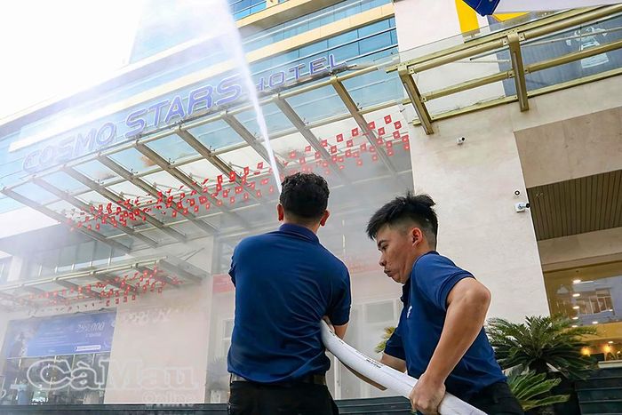 Đội PCCC &amp;CNCH khách sạn Cosmo Stars Bạc Liêu chữa cháy bằng vòi nước.