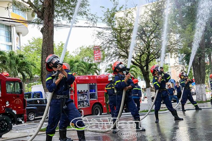 20 cán bộ, chiến sĩ được cử đến hiện trường để tổ chức khống chế, dập tắt đám cháy.