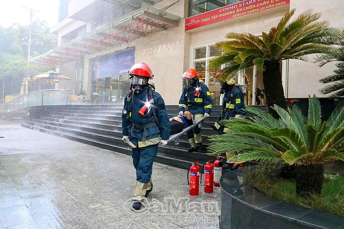 Đưa nạn nhân bị mắc kẹt ra khỏi đám cháy đến cơ sở y tế.