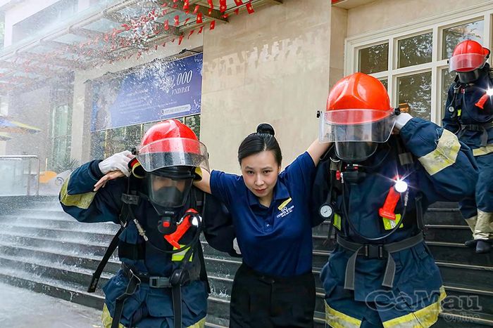 Tổ chức cứu người bị nạn trong đám cháy.