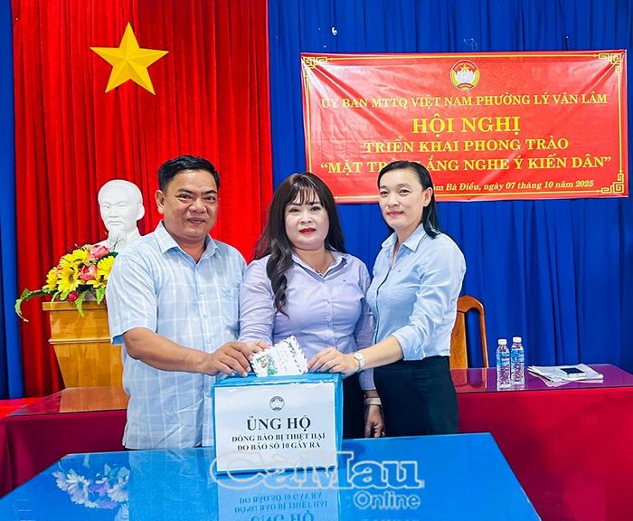 Bà Võ Bích Thủy (bìa phải) cùng người dân tham gia ủng hộ đồng bào bị thiệt hại do bão số 10.