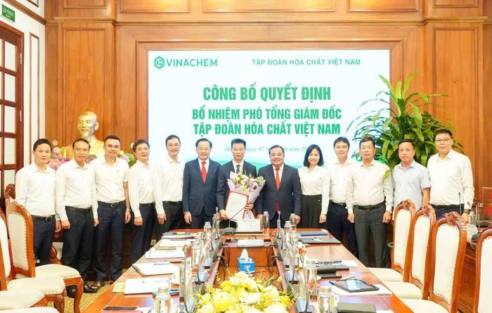 Tập đoàn Hóa chất Việt Nam chúc mừng tân Phó Tổng giám đốc Nguyễn Văn Luyện. 