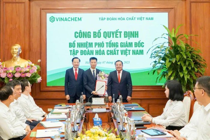 Lãnh đạo Tập đoàn Hóa chất Việt Nam chúc mừng tân Phó Tổng Giám đốc Nguyễn Văn Luyện.