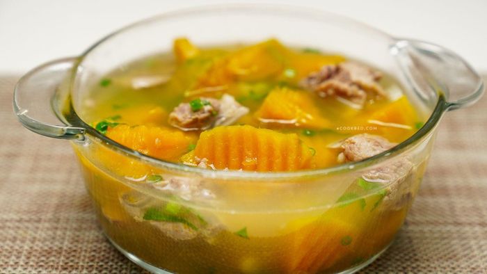 Canh bí đỏ hầm xương bổ khí huyết, kiện tỳ ích vị.