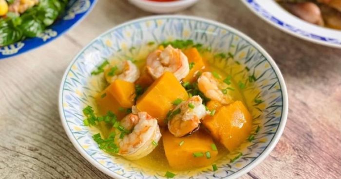 Canh bí đỏ nấu tôm thích hợp cho trẻ nhỏ, người cao tuổi bị loãng xương.