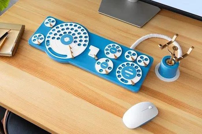  Bàn phím đi kèm thanh gác chuột tiện lợi. Ảnh: Google Japan. 
