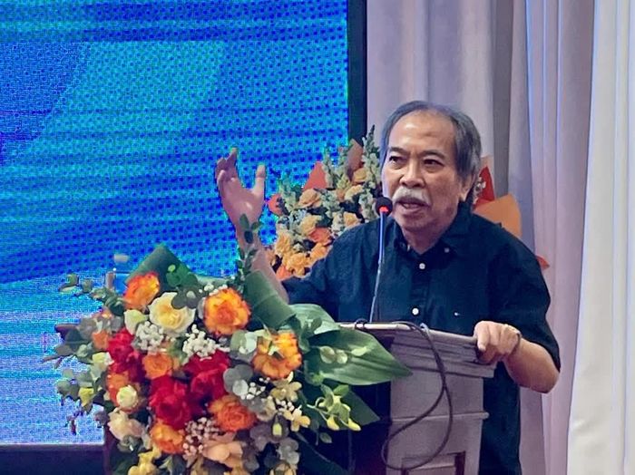 Nhà thơ Nguyễn Quang Thiều phát biểu tại hội thảo