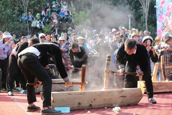 Hoạt động thi giã bánh giầy tại Lễ hội Gầu Tào tỉnh Lai Châu. Ảnh: PU Lai Châu