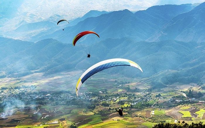 Du khách khám phá Lai Châu bằng dù lượn. Ảnh: ND