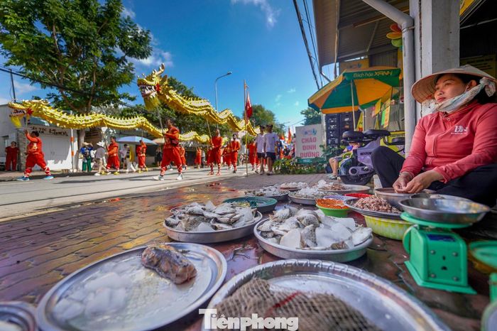  Bà Phan Ngọc Sưa, ngư dân làng biển, tự tay lập bàn cầu an ngay trước cửa nhà. Mỗi nén nhang bà dâng lên là lời gửi gắm cầu cho thuyền bè ra khơi thuận buồm, cho con cháu bình yên, cho biển cả luôn dịu hiền. 