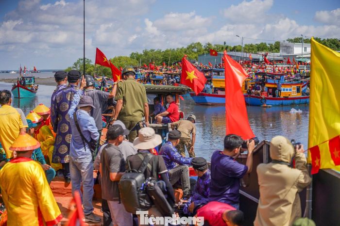  Tuy nhiên, hành trình Nghinh Ông năm nay bất ngờ gặp thử thách. Khi đoàn thuyền Nghinh vừa ra khỏi cửa sông, nước ròng xuống nhanh khiến thuyền chính bị mắc cạn giữa lạch, không thể di chuyển. Giữa tiếng hò reo, tiếng trống hội, nhiều ngư dân lập tức điều khiển tàu cá đến hỗ trợ. Họ buộc dây, chung sức kéo thuyền Nghinh ra khỏi vùng cạn trong sự hồi hộp và cổ vũ của hàng trăm người trên bờ. 