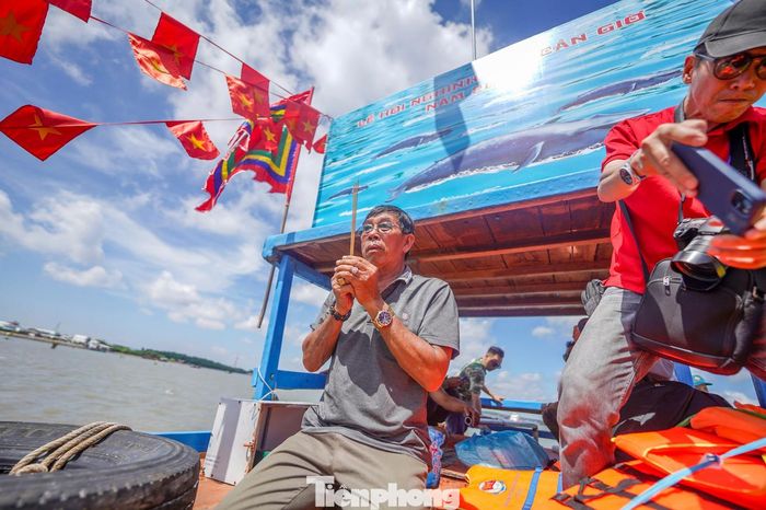  Khi thuyền chính bắt đầu chuyển động, tiếng vỗ tay và hò reo vang dậy. Người lái thuyền Nghinh dừng máy, thắp hương, bày lễ vật, cúi đầu khấn nguyện Ông Nam Hải phù hộ bình an, xin được thuận buồm xuôi gió, cầu cho ngư dân một năm ra khơi gặp nhiều may mắn. 