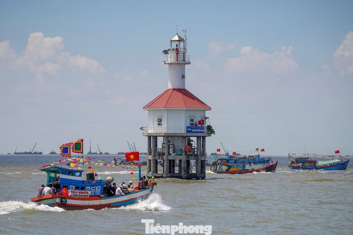  Đoàn thuyền tiếp tục hành trình tiến ra khu vực “tam giang khẩu” - nơi hợp lưu giữa các nhánh sông Soài Rạp, Lòng Tàu và Thị Vải. 