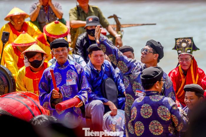  Tại đây, nghi thức Nghinh Ông được cử hành trang nghiêm. Thuyền Nghinh chính neo giữa sóng nước, hương án được đặt hướng ra biển khơi, văn tế vang lên trong tiếng mõ, tiếng trống. 