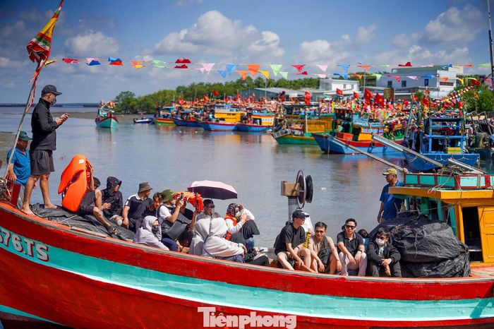  Thuyền ngư dân cũng đợi sẵn, trang trí cờ hoa chờ tháp tùng. 