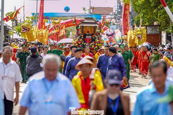  Đoàn rước kiệu di chuyển ra cầu cảng Cần Giờ, chuẩn bị xuống ghe nghinh, hàng ngàn người dân và du khách đứng hai bên đường theo dõi trong sự hân hoan. 