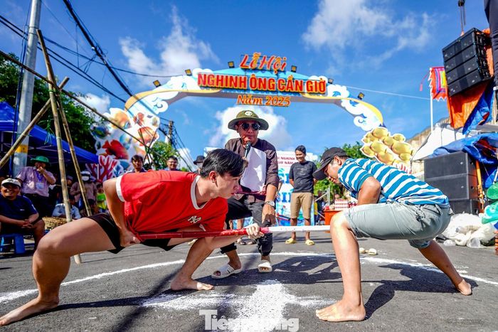  Sau khi hoàn tất lễ đón Ông, đoàn thuyền quay trở vào bờ trong tiếng trống hội rộn ràng. Con nước đã lên, thuyền Nghinh nhẹ nhàng lướt sóng, mang theo niềm tin về một mùa biển an vui. Nhiều trò chơi dân gian cũng được triển khai thu hút rất đông người dân Cần Giờ và du khách tham gia. 