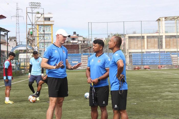 HLV Matt Ross hy vọng các cầu thủ của ông học theo gương đội cricket.