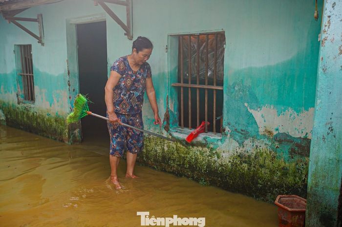  "Hai tháng gần đây mưa lớn liên tục, nước lũ dâng liên tục vào nhà, bị cô lập hơn cả tuần lễ. Tôi mong địa phương có biện pháp chống tràn, chống ngập, để nhân dân yên tâm sinh sống, không còn nơm nớp lo sợ mỗi mùa mưa lũ", người này chia sẻ. 