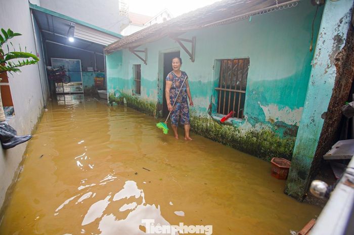  Một người dân sinh sống ở xã Quảng Bị cho biết cách đây một tuần, nước ngập gần 1 m, tràn hết vào nhà. Hàng ngày chỉ có thể nhìn nước rút từ từ. 