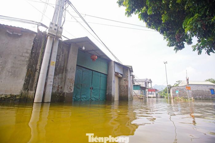  Người dân địa phương cho biết mặc dù trạm bơm hoạt động liên tục nhưng nước rút chậm. 