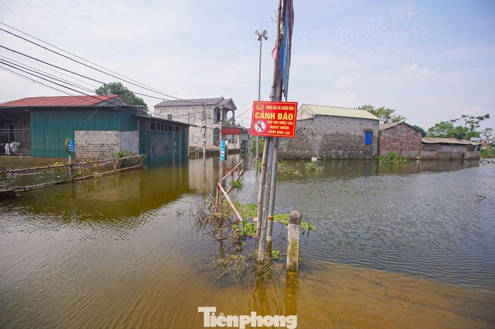  Ghi nhận của PV, tại xã Xuân Mai, khu dân cư, đường sá vẫn chìm trong biển nước, hàng trăm hộ dân phải đi sơ tán, chưa thể quay lại nơi cư trú. 