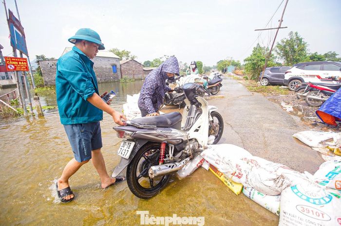  Nhiều đường xá thuộc xã Xuân Mai thành sông, các phương tiện gần như không thể di chuyển. 