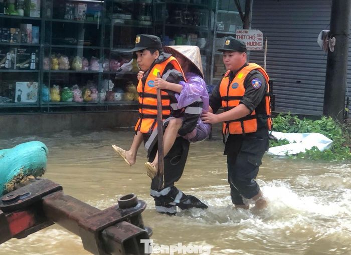  Đối với các tuyến giao thông bị ngập lụt, sạt lở chia cắt, lực lượng CSCĐ tổ chức ưu tiên đưa người già và trẻ nhỏ về các điểm an toàn. 