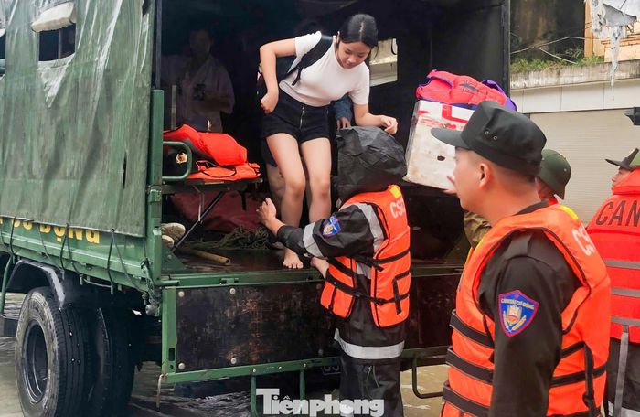  Lực lượng CSCĐ hiệp đồng với các lực lượng địa phương tổ chức tiếp cận, cứu trợ khẩn cấp lương thực, nước uống, nhu yếu phẩm, không để người dân thiếu đói. Tham gia tìm kiếm người mất tích, cứu hộ – cứu nạn người mắc kẹt, bị cô lập; 