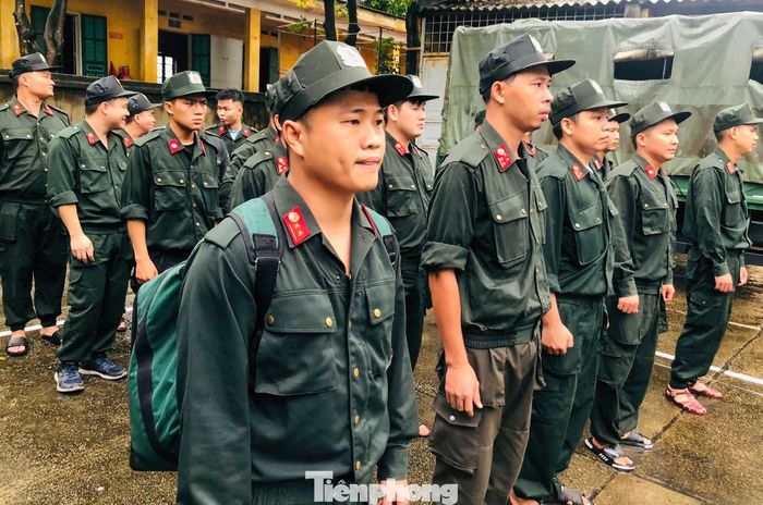  Tới thời điểm hiện tại đơn vị tiếp tục tăng cường lực lượng, phương tiện hỗ trợ nhân dân các khu vực tại tỉnh Cao Bằng. Với tinh thần vì nhân dân phục vụ, cán bộ, chiến sĩ trong đơn vị luôn quyết tâm, tận tụy và xác định rõ đây là nhiệm vụ, là vinh dự và trách nhiệm của mình. Quán triệt nghiêm nguyên tắc đảm bảo an toàn cho mình và hỗ trợ nhiều nhất cho nhân dân, mỗi cán bộ, chiến sĩ luôn nỗ lực và quyết tâm sớm giúp nhân dân nhanh ổn định tình hình, trở lại cuộc sống bình thường. 