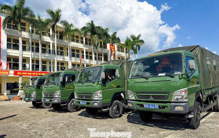  Trao đổi với Báo Tiền Phong, đại diện Trung đoàn CSCĐ Đông Bắc, cho biết sau khi nhận được công điện số 29/CĐ-K02-P1 của Bộ Tư lệnh CSCĐ, Trung đoàn CSCĐ Đông Bắc huy động lực lượng cùng phương tiện đến các điểm bị ngập, chia cắt thuộc các tỉnh Cao Bằng, Thái Nguyên, Lạng Sơn. Ngay khi đến hiện trường, lực lượng triển khai người, thiết bị tỏa đến nhiều hướng để ứng cứu, đưa người dân từ các vùng ngập về nơi an toàn. 