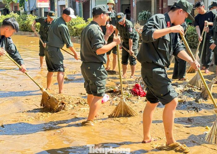  Sau khi nước rút, lượng lượng CSCĐ tổ chức cùng người dân dọn dẹp nhà cửa, nhiều tuyến đường để người dân sớm ổn định cuộc sống. 