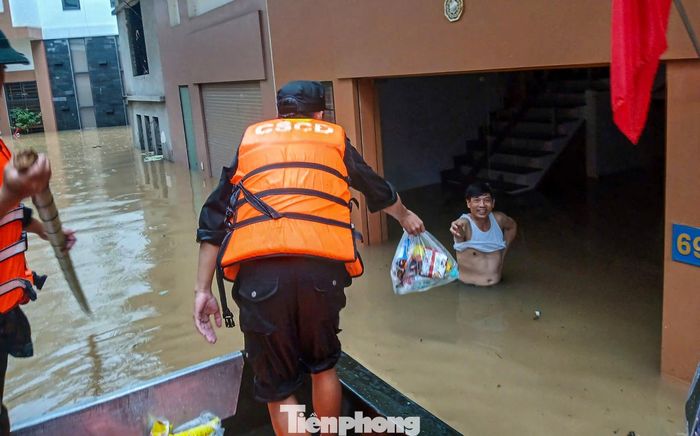  Theo đại diện Trung đoàn CSCĐ Đông Bắc, lực lượng sẽ tiếp tục di chuyển vào các khu vực ngập sâu, bị chia cắt để tiếp tục hỗ trợ người dân. 