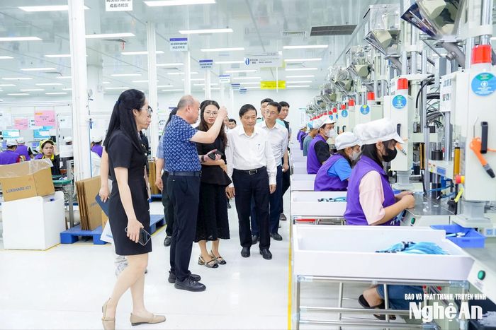Chủ tịch UBND tỉnh Lê Hồng Vinh thăm nhà máy Công ty Luxshare -ICT Nghệ An tại KCN VSIP. Ảnh: Thành Duy