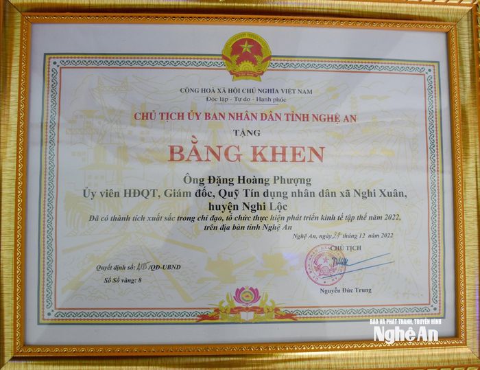 Bằng khen của Chủ tịch UBND tỉnh tặng ông Đặng Hoàng Phượng. Ảnh: Công Kiên
