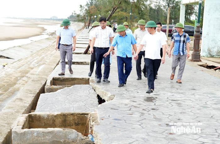 Đoàn kiểm tra tuyến kè biển ở phường Cửa Lò. Ảnh: Thành Chung