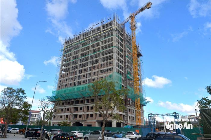 Một tòa chung cư mới đang xây dựng tại phường Thành Vinh. Ảnh: Văn Trường