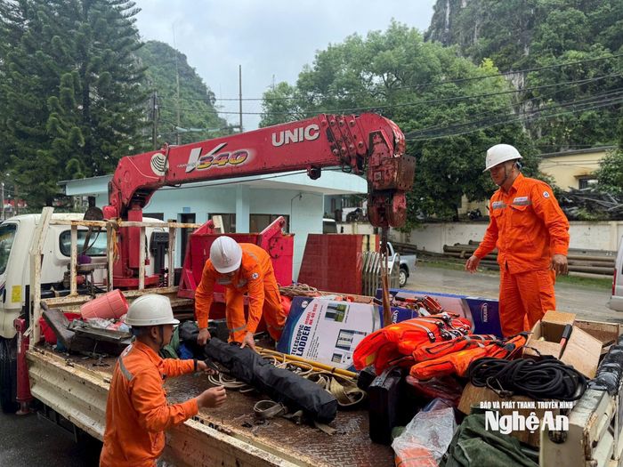 Công nhân khắc phục hạ tầng điện bị hư hỏng. Ảnh: P.V