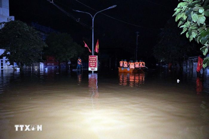 Lực lượng cán bộ chiến sỹ Bộ Chỉ huy Quân sự tỉnh Lạng Sơn và Quân khu 1 thường trực tại xã Thất Khê, tỉnh Lạng Sơn trong đêm để hỗ trợ nhân dân. (Ảnh: Văn Đạt/TTXVN)