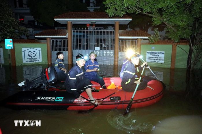 Cán bộ chiến sỹ Công an tỉnh Lạng Sơn triển khai lực lượng hỗ trợ nhân dân vùng lũ xã Thất Khê, tỉnh Lạng Sơn trong đêm. (Ảnh: Văn Đạt/TTXVN)