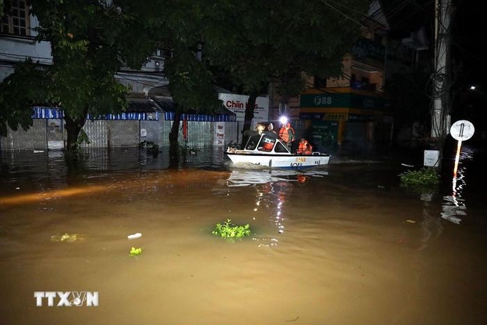 Lực lượng cán bộ chiến sỹ Bộ Chỉ huy Quân sự tỉnh Lạng Sơn và Quân khu 1 thường trực tại xã Thất Khê, tỉnh Lạng Sơn trong đêm để hỗ trợ nhân dân. (Ảnh: Văn Đạt/TTXVN)