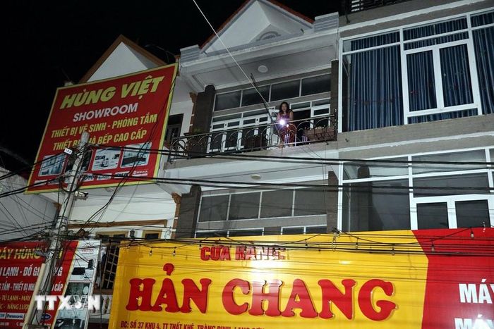 Người dân xã Thất Khê, tỉnh Lạng Sơn di chuyển lên các tầng cao của ngôi nhà để tránh ngập lụt. (Ảnh: Văn Đạt/TTXVN)