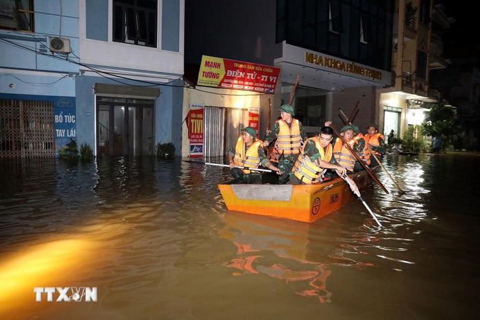 Lực lượng cán bộ chiến sỹ Bộ Chỉ huy Quân sự tỉnh Lạng Sơn và Quân khu 1 thường trực tại xã Thất Khê, tỉnh Lạng Sơn trong đêm để hỗ trợ nhân dân. (Ảnh: Văn Đạt/TTXVN)