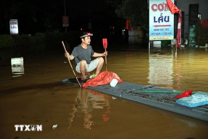 Ông Nguyễn Xuân Lâm ở thôn Cốc Phát, xã Thất Khê đã đưa gia đình 7 người đi tránh lũ an toàn. (Ảnh: Văn Đạt/TTXVN)
